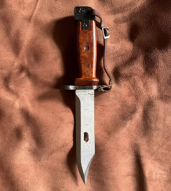 BAYONET, PARATROOPER MILITARY KNIFE - V4 - WITH LEATHER SHEATH - ROMANIAN ARMY MILITARY SURPLUS - IN GOOD CONDITION