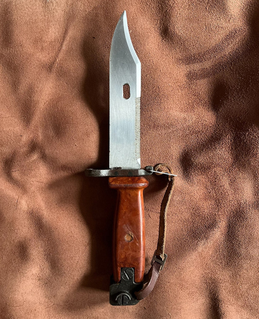 BAYONET, PARATROOPER MILITARY KNIFE - V4 - WITH LEATHER SHEATH - ROMANIAN ARMY MILITARY SURPLUS - IN GOOD CONDITION