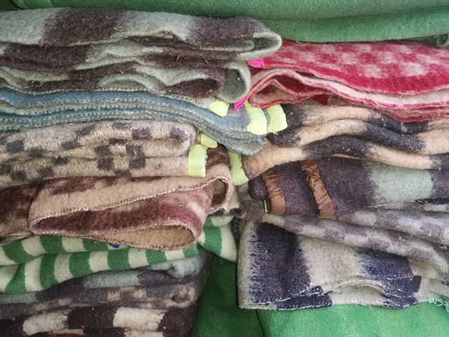 PURE WOOL VINTAGE BLANKET - 140x210 CM - VARIOUS COLORS - ROMANIAN ARMY MILITARY SURPLUS - USED