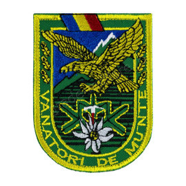 Emblema Vanatori de Munte brodata pe suport verde